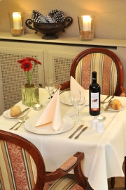 In hotel De Residentie willen we u niet alleen maar een heerlijke nachtrust aanbieden. We zijn er trots op u ook op culinair vlak op uw wenken te kunnen bedienen!  Wij nodigen u graag uit voor een lunch of diner aan ons restaurant Servindus.